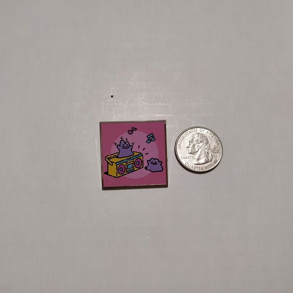 Pokemon TCG Ditto Lazy Summer Enamel Pin Official Nintendo Lapel Badge - Picture 2 of 3